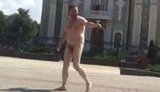 Под окнами донецкого мэра голый псих с крестом "лечил" всех от СПИДа и крыл матом церковников. ВИДЕО+ФОТО