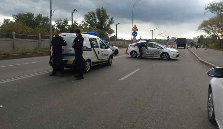 Невідомий на мосту Метро в Києві розпочав стрілянину і погрожує вибухами, проводиться спецоперація, - Крищенко. ФОТОрепортаж