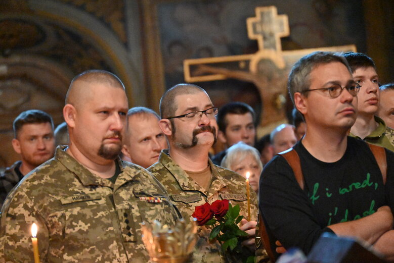 Із бойовим медиком Євгеном Бешлягою, який загинув під Бахмутом під час здійснення евакуаційної місії, попрощалися у Києві 32