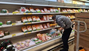 У Росії почали масово продавати прострочені продукти