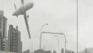 В столице Тайваня потерпел крушение пассажирский самолет. ВИДЕО регистратора