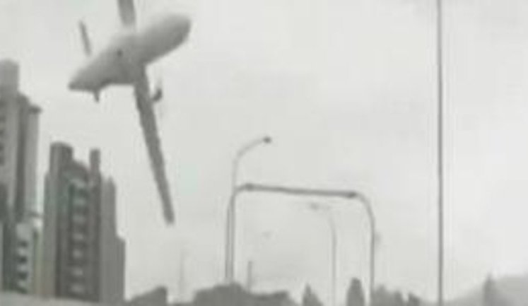 В столице Тайваня потерпел крушение пассажирский самолет. ВИДЕО регистратора