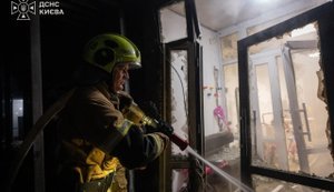 Росія атакувала Київ уночі: горів 16-поверховий будинок і склад