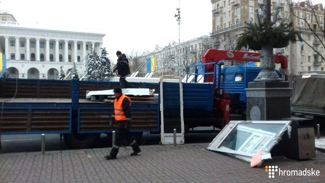 У підземному переході на Майдані Незалежності почали зносити МАФи 03