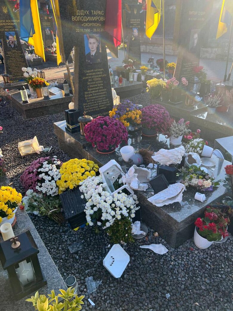 На Личаківському кладовищі пошкодили могили військових