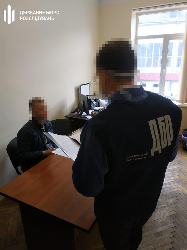 Патрульного, який виготовляв і продавав амфетамін, затримали у Львові, - ДБР 01