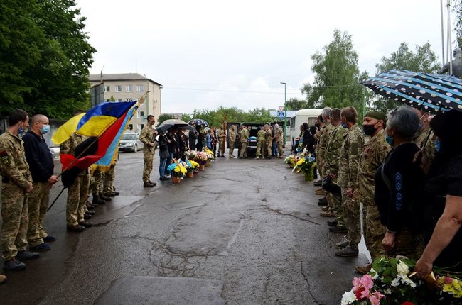 В Івано-Франківській області попрощалися з трагічно загиблою волонтеркою-парамедиком Іриною Шевчишин 32