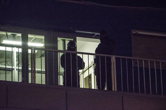 Люди в балаклавах перекрыли входы в ТРЦ Магеллан 03