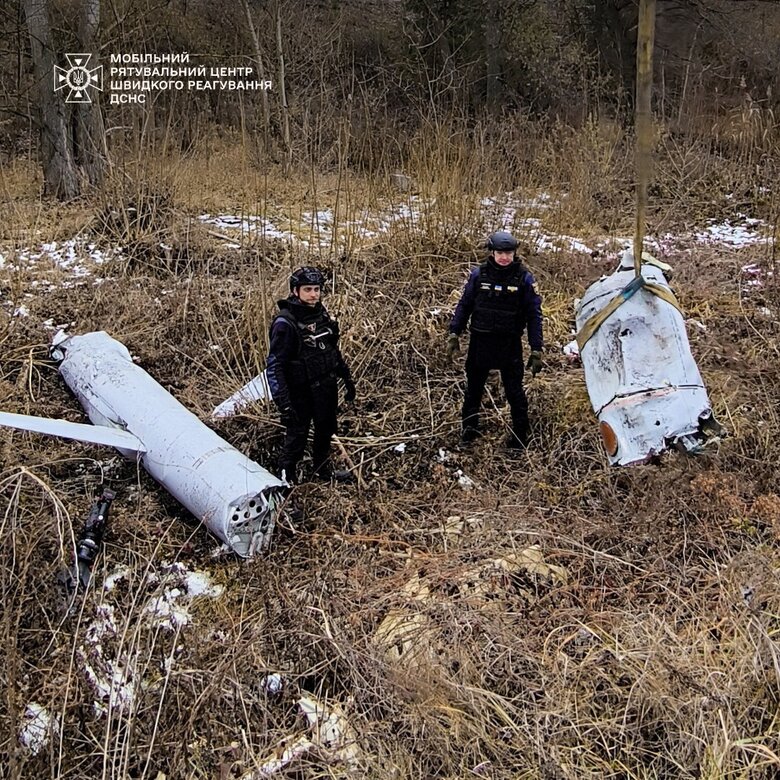 Сапери вилучили залишки російської ракети Х-55, які впали в одному з районів Києва