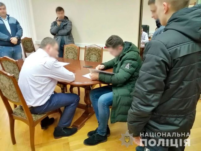 Чиновник Государственной судебной администрации требовал у бизнесмена 250 тыс. взятки, - Нацполиция 02
