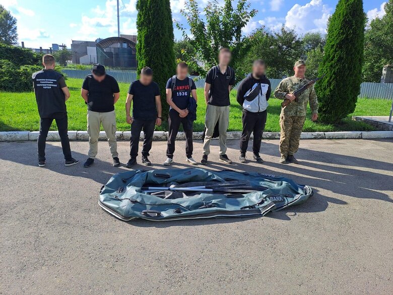 Група чоловіків хотіли переплисти Тису на надувному човні