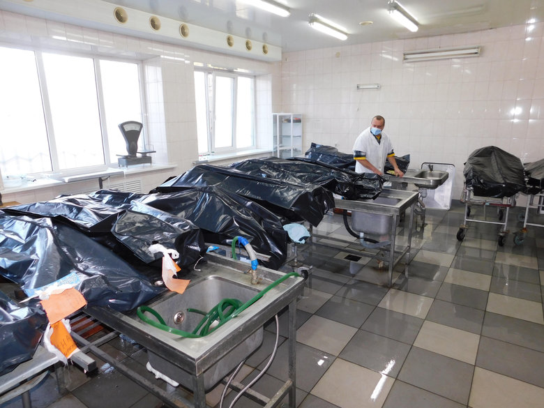 У Полтаві антивакцинатори намагалися штурмувати COVID-лікарню через підозру у завищенні показників госпіталізації: ОДА показала переповнений морг та пацієнтів на ШВЛ 02
