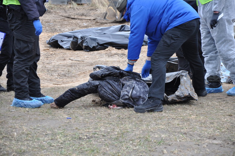 В Бучі ексгумують з братської могили тіла вбитих росіянами мирних жителів: Майже всі з вогнепальними пораненнями, деякі із завязаними руками та ногами 33