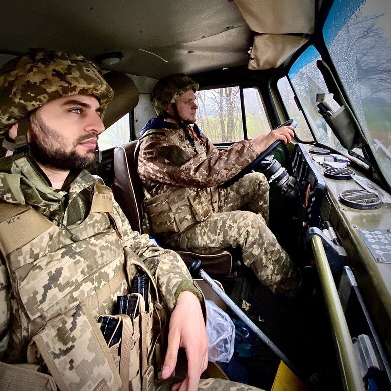 Позивний Армані: Ми у Бахмуті бачили, як вночі діти гріються біля діжок з вогнищем та з батьками готують їжу. Там реально картина, як із якогось фільму жахів 04