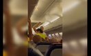 "Вали нах#й, придурок", - пассажиры самолета провожали аплодисментами полицейских, выводивших отказавшегося надевать маску мужчину. ВИДЕО