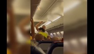 "Вали нах#й, придурок", - пассажиры самолета провожали аплодисментами полицейских, выводивших отказавшегося надевать маску мужчину. ВИДЕО