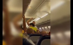 "Вали нах#й, придурок", - пассажиры самолета провожали аплодисментами полицейских, выводивших отказавшегося надевать маску мужчину. ВИДЕО