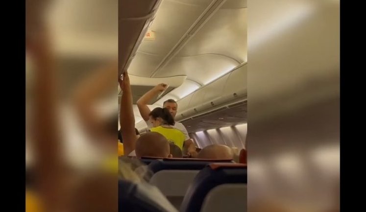 "Вали нах#й, придурок", - пассажиры самолета провожали аплодисментами полицейских, выводивших отказавшегося надевать маску мужчину. ВИДЕО