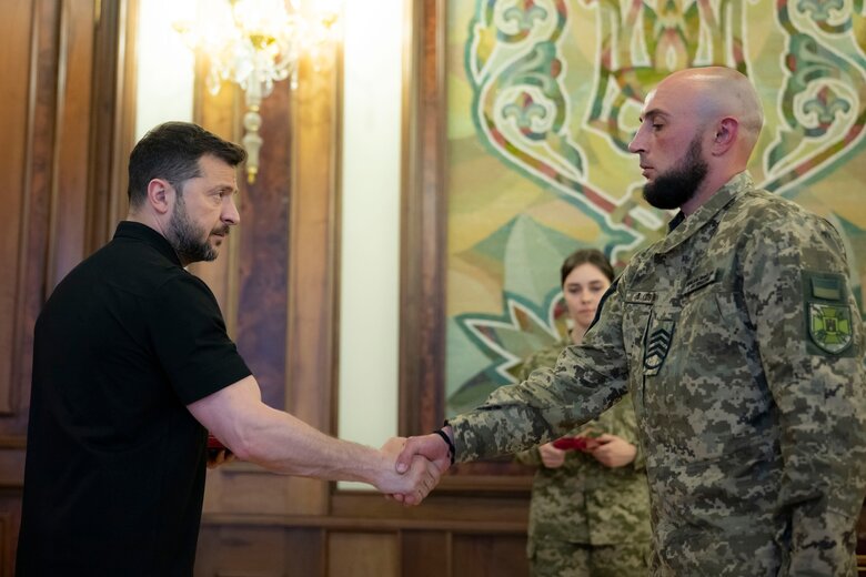 Зеленский вручил награды