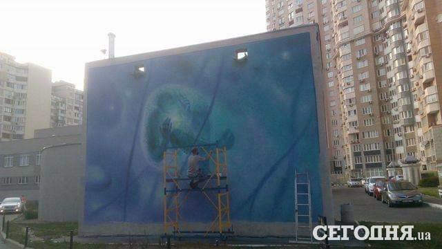 Вернулась привычная серость: на столичных Позняках исчез мурал, прозванный Матрица 02