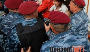Предприниматели на "Лесной" разбились на мобильные бригады и несут ночное дежурство. Власть отключила на рынке электричество