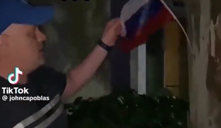 Российский турист жалуется на отдых в Турции: "Наш флаг измазали говном, балкон в говне, лежаки наши в говне, все вещи в говне... Что нам делать?". ВИДЕО