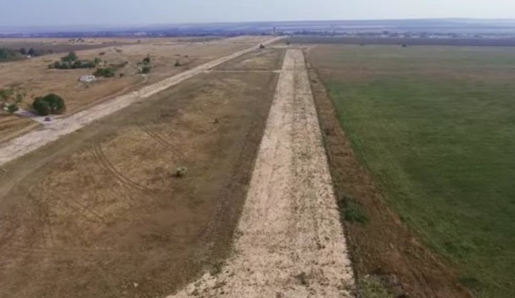 Окупанти розібрали злітну смугу Багеровського аеродрому заради будівництва Керченського мосту. ВІДЕО