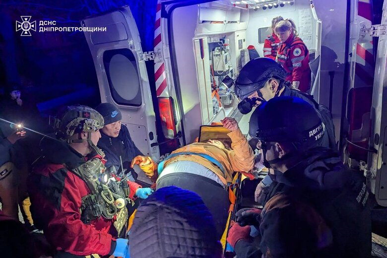 Рятувальники допомагають постраждалим внаслідок атаки