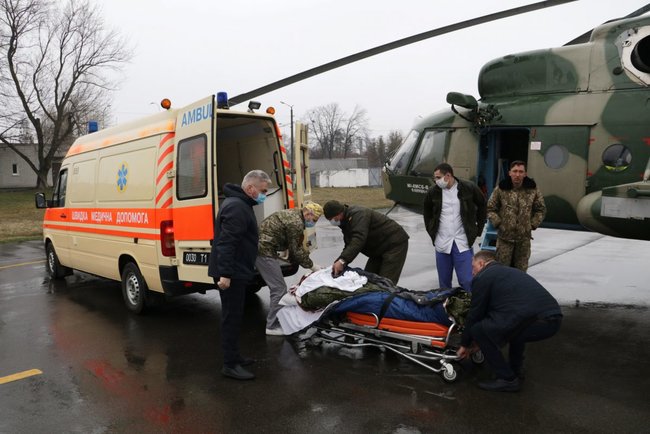 Пораненого військовослужбовця вертольотом евакуйовано з Дніпра до Києва 02