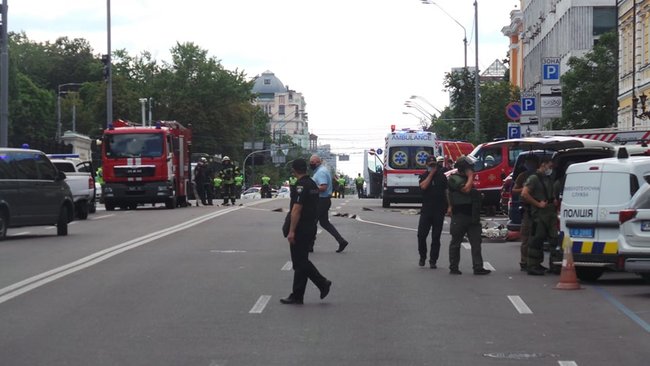 Захват банка в Киеве: спецтранспорт, нацгвардейцы, спецназ 04