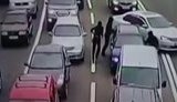 У заторі на проспекті Лобановського в Києві невідомі відібрали у водія 300 тисяч гривень. ВІДЕО камер спостереження