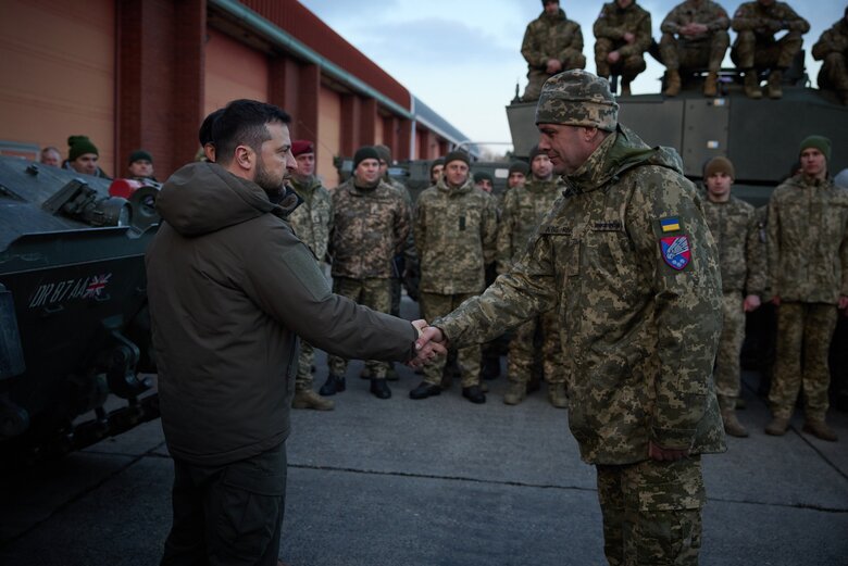 Zelenskyi and Sunak visit Ukrainian military training to drive Challenger 2 tanks 13
