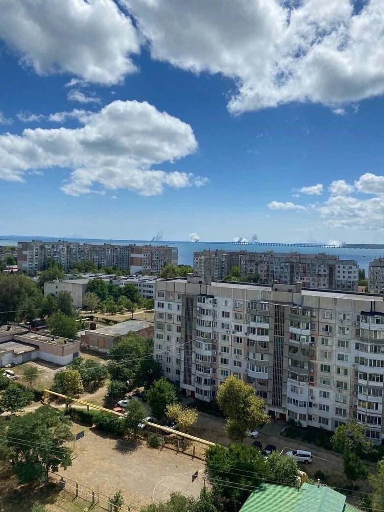 Вдень 12 серпня у районі Керченського мосту пролунали вибухи 02