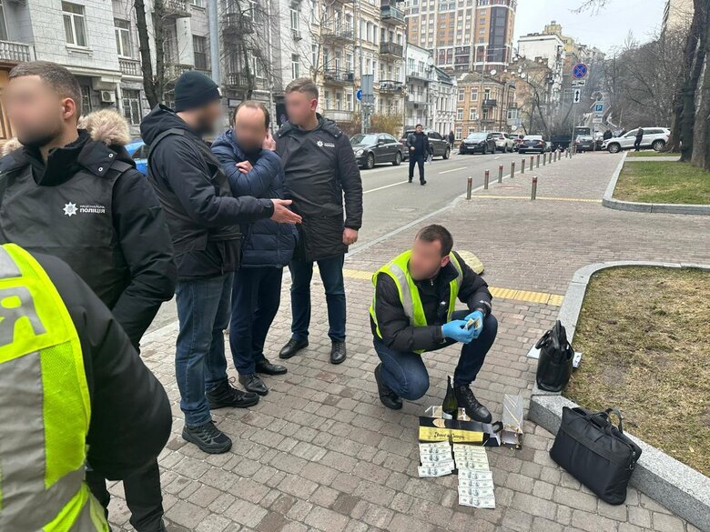 Чиновника Мінкульту затримали на хабарі