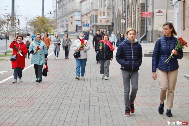 Сотні жінок вийшли на вулиці Мінська з квітами 02