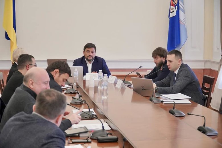 Я бы хотел по 20 тысяч с точки на нас всех… Я так понимаю, что курирует все вопросы Татаров, потому что он к нему ездит на полный отчет. Що відкрилось про корупцію слуги Трубіцина у суді 07 Я бы хотел по 20 тысяч с точки на нас всех… Я так понимаю, что курирует все вопросы Татаров, потому что он к нему ездит на полный отчет. Що відкрилось про корупцію слуги Трубіцина у суді 07