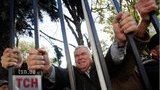 Сломан двухметровый забор у Рады: его защищали около сотни милиционеров. ФОТОрепортаж