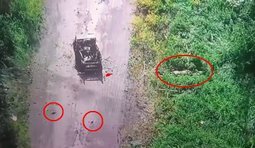 український безпілотник таранить ворожий бпла