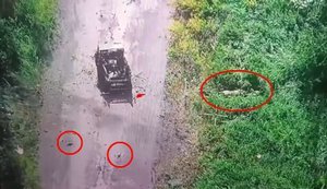 Український дрон атакує російський БПЛА та рятує від удару пораненого бійця під час евакуації за допомогою НРК. ВIДЕО