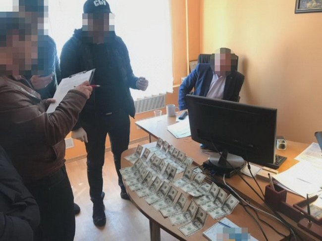 Начальник райотдела Госмиграции задержан на Днепропетровщине на взятке 3 тыс. долл. за содействие в снятии ареста с имущества, - СБУ 01