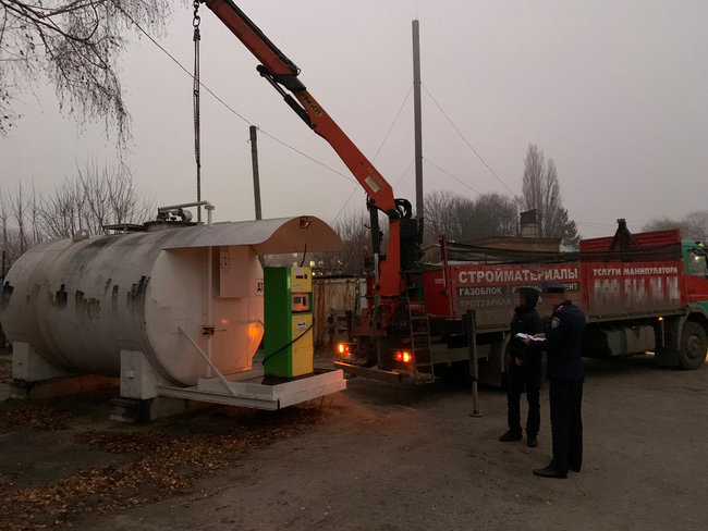 Роботу нелегальної АЗС зупинено в Сумах, вилучено ТМЦ на 1 млн грн, - ДФС 02