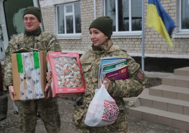 Сладости, канцелярия, книги, игрушки, - военнослужащие ООС поздравили детей Луганщины с Рождеством 01