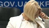 Герман показала, как надо исполнять призыв Януковича: У меня на работе целый мешок этих ленточек. ВИДЕО.