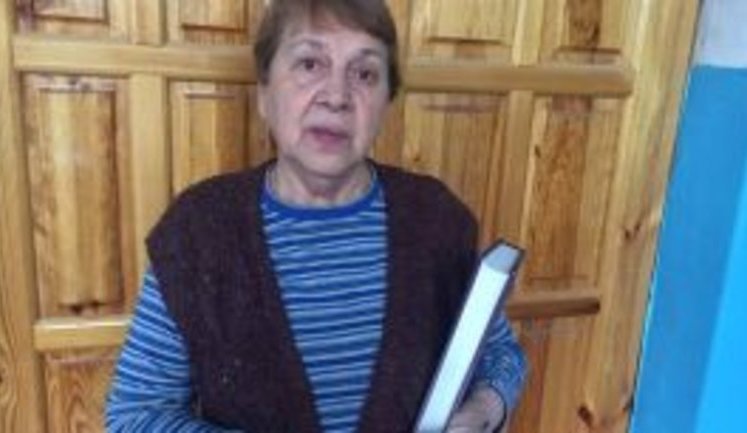"Боже, береги Авдеевку!" – слова написаны под моим огромным портретом на разбомбленной девятиэтажке, возле которой муж получил ранение", - учительница Марина Марченко