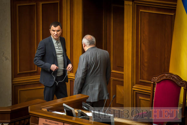 Як минув день у Раді: правоохоронці в сесійній залі, Фейсбук Литвина і Савченко, яка затрималася після засідання 13 Як минув день у Раді: правоохоронці в сесійній залі, Фейсбук Литвина і Савченко, яка затрималася після засідання 13