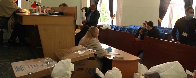 Местные выборы: В Житомире бюллетени паковали в вырванные из тетрадей листки бумаги - не хватило конвертов 01