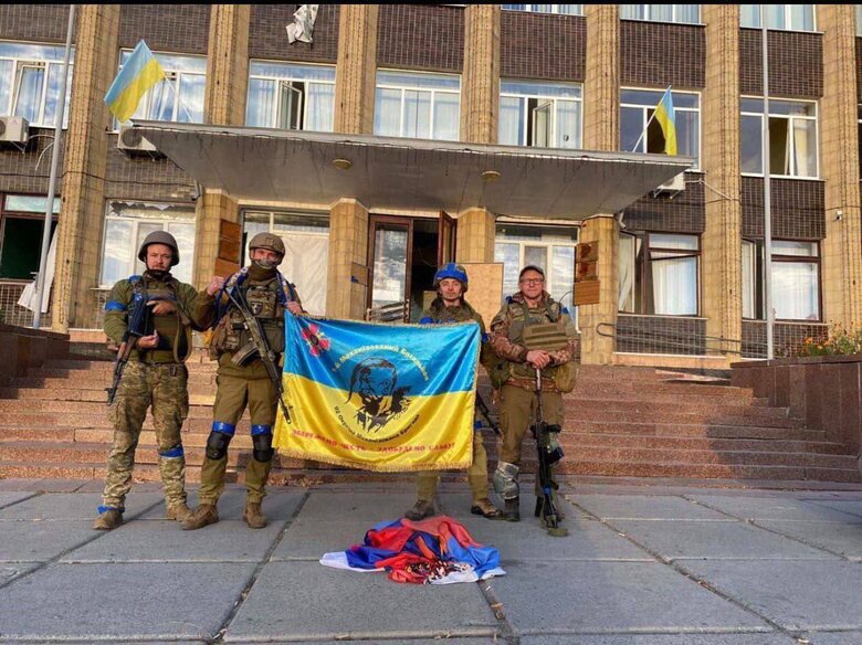 ЗСУ підняли український прапор над міськрадою у Куп’янську 02