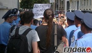 "Диктатура – дело тонкое": Хусейн и Каддафи "пришли" поздравить Януковича с именинами. ФОТОрепортаж
