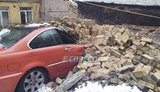 У центрі Києва обвалилася стіна між будинками, пошкодивши газові труби та роздавивши дві машини. ФОТОрепортаж
