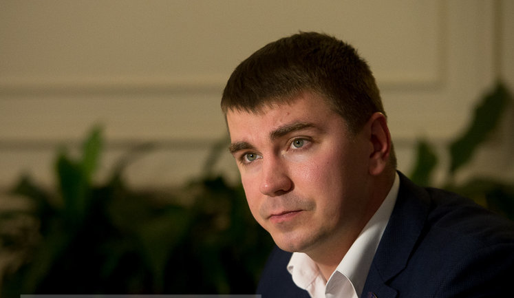 "Авторитету в керівництва фракції "Слуга народу" - немає, повністю бедлам. Депутати замовкають, і йдуть збори тільки коли Зеленський заходить", - нардеп Поляков
